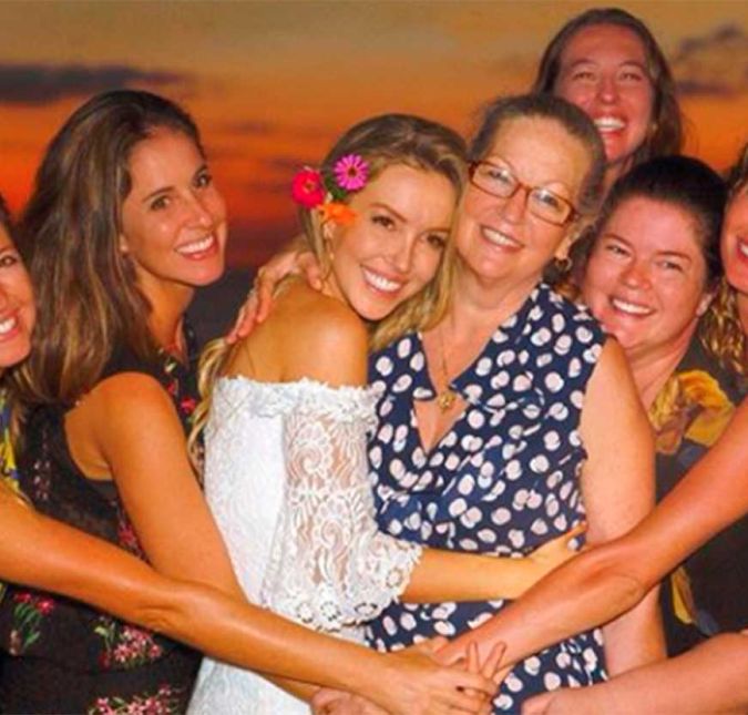 Abraço de mãe é tudo, né? Gisele Bündchen compartilhou essa foto superfofa das mulheres de suas vidas reunidas em um abraço coletivo. Me sinto abençoada por ter crescido rodeada de seis mulheres incríveis, minha mãe e minhas cinco irmãs. Somos todas tão diferentes, mas nos complementamos e ajudamos umas às outras a crescer! Como mulheres somos naturalmente empáticas, amorosas e acolhedoras. Nós nutrimos a vida!, escreveu a modelo na legenda da publicação. Abraço de mãe é tudo, né? Gisele Bündchen compartilhou essa foto superfofa das mulheres de suas vidas reunidas em um abraço coletivo. Me sinto abençoada por ter crescido rodeada de seis mulheres incríveis, minha mãe e minhas cinco irmãs. Somos todas tão diferentes, mas nos complementamos e ajudamos umas às outras a crescer! Como mulheres somos naturalmente empáticas, amorosas e acolhedoras. Nós nutrimos a vida!, escreveu a modelo na legenda da publicação.