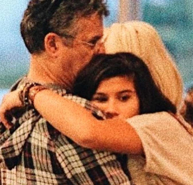 E tem abraço de saudades também! Para relembrar o pai, Marcos Paulo, Giulia Costa divulgou um flagra dos dois, bem coladinhos durante um passeio. Na legenda, a atriz falou sobre a falta que o ator faz em sua vida: Saudade que às vezes não cabe no peito, escreveu ela em trecho da legenda. E tem abraço de saudades também! Para relembrar o pai, Marcos Paulo, Giulia Costa divulgou um flagra dos dois, bem coladinhos durante um passeio. Na legenda, a atriz falou sobre a falta que o ator faz em sua vida: Saudade que às vezes não cabe no peito, escreveu ela em trecho da legenda.