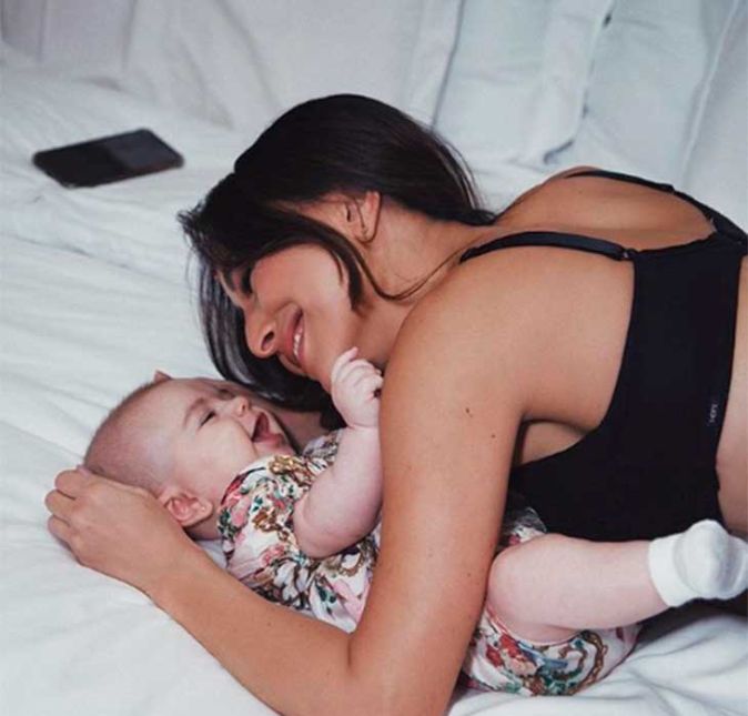 Abraço preguiçoso? Temos também! Sabrina Sato mostrou um momento superfofo com a pequena Zoe, sua filha com Duda Nagle, na cama. Abraço preguiçoso? Temos também! Sabrina Sato mostrou um momento superfofo com a pequena Zoe, sua filha com Duda Nagle, na cama.