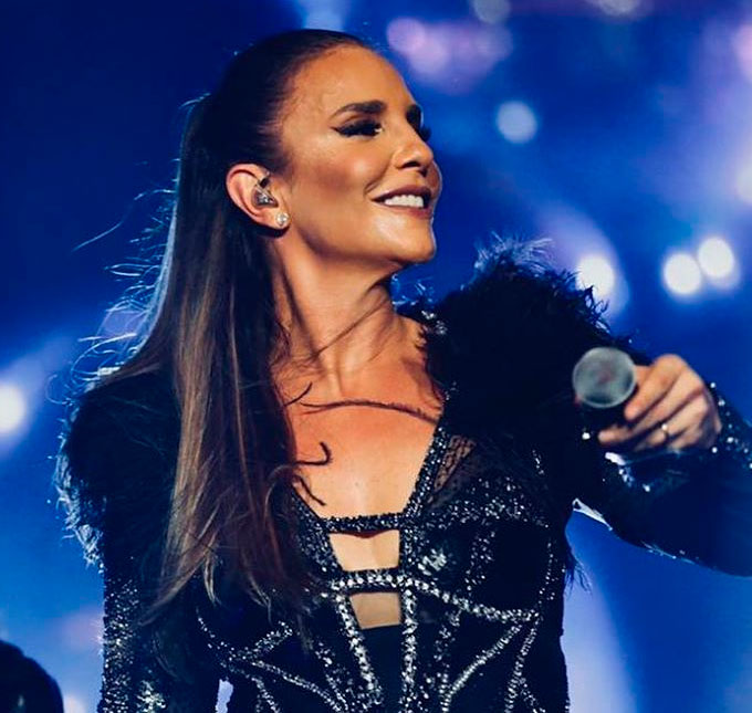 Ivete Sangalo se emociona após receber festa surpresa de fãs: <i>- Aprendi a retribuir algo que eu recebia muito</i>