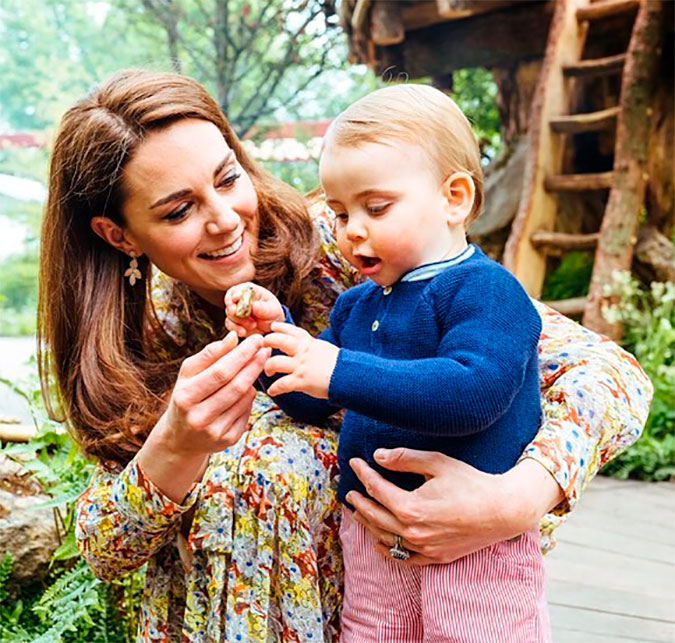 Kate Middleton e seus filhos aparecem em vídeo brincando em jardim, assista!