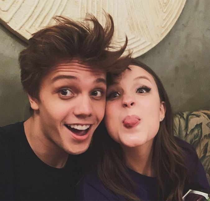 Após polêmica com vídeo íntimo, Leonardo Cidade posta foto com Larissa Manoela: <i>Juntos</i>