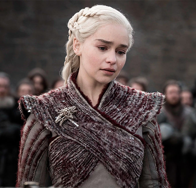 Emilia Clarke confessa que teve medo de ser demitida de <I>Game Of Thrones</I> após ter tido dois aneurismas