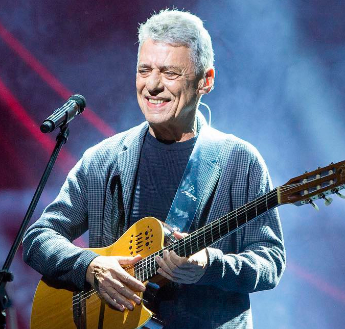 Aos 77 anos de idade, Chico Buarque passará por cirurgia na coluna