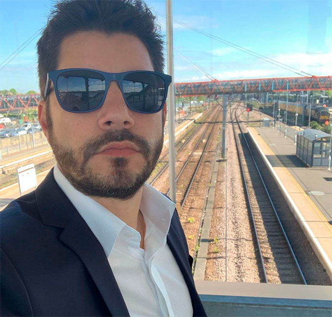 Evaristo Costa compartilha notícia sobre volta à <I>TV</I> e pergunta à emissoras: <I>Alguém mais de olho?</I>