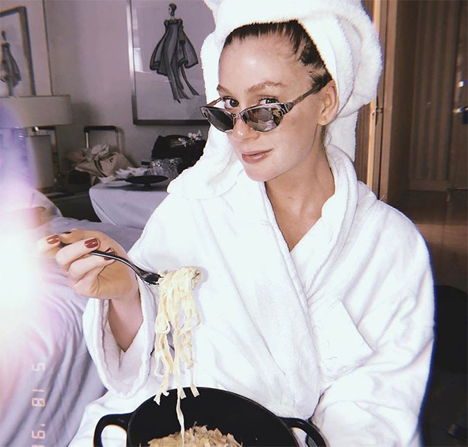 Marina Ruy Barbosa se acaba em panela de macarrão; veja!