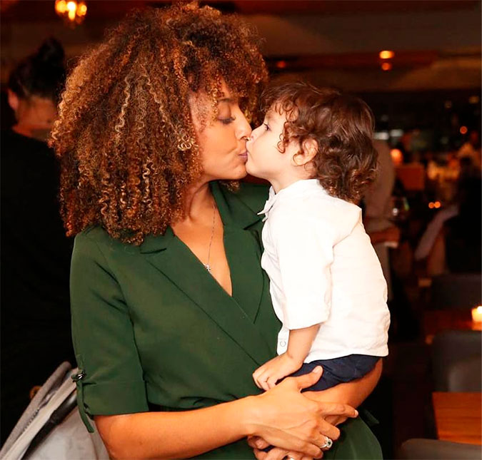 Sheron Menezzes posta foto beijando o filho na boca e é criticada na <I>web</I>!