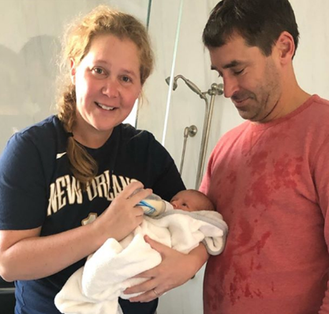 Amy Schumer compartilha foto orgulhosa do marido