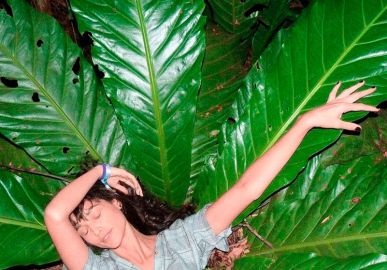 Débora Nascimento diz que está solteira e beija mulher em festival de música, segundo jornal