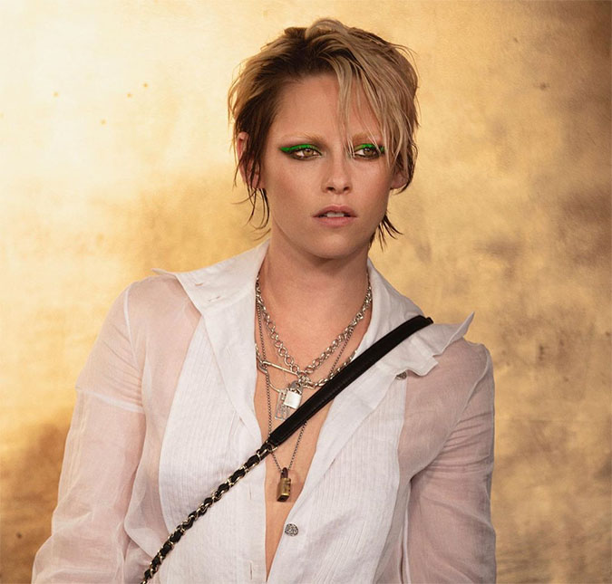 Kristen Stewart surpreende e aparece em evento de moda com as sobrancelhas descoloridas