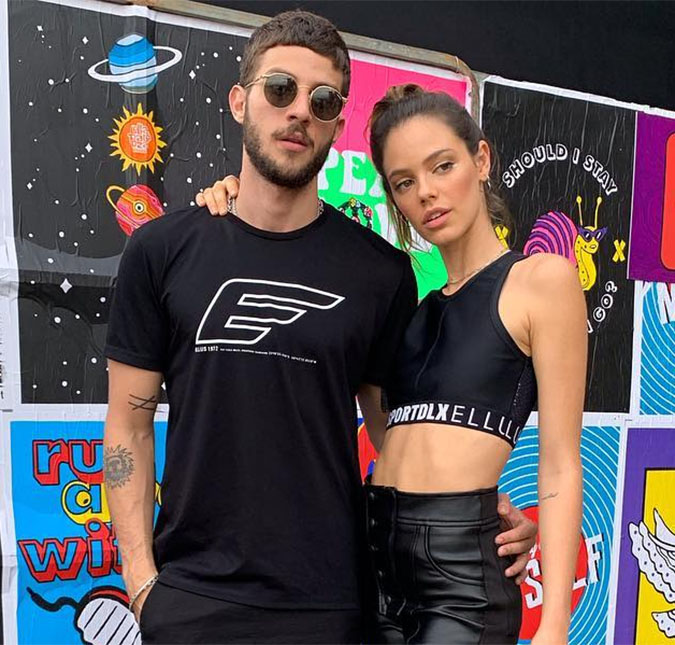Chay Suede fala pela primeira vez sobre gravidez de Laura Neiva: <i>- Babo a cada pequena mudança na barriga dela</i>