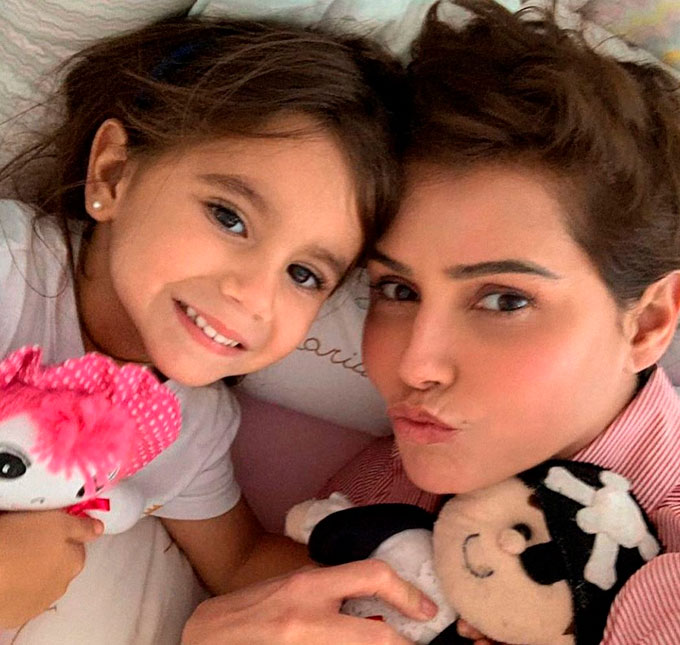 Após receber alta no hospital, Deborah Secco se encanta com carinho de Maria Flor!