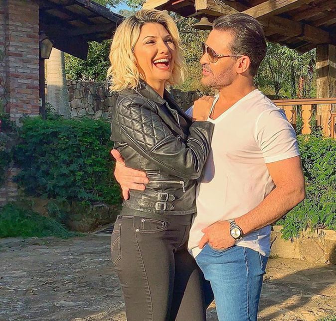 Em junho de 2020, ela confirmou o término do affair com Eduardo Costa e deu a entender que foi traída pelo sertanejo! O músico foi a última pessoa com quem a cantora se relacionou antes de Shia, e apesar de nunca terem assumido um namoro de fato, já admitiram que ficaram diversas vezes e ainda deixaram comentários quentes nas redes sociais um do outro. O clique acima, por exemplo, foi divulgado por ele no Instagram e, na legenda, o cantor escreveu: Hoje o dia foi com ela, Antonia Fontenelle. Você é simplesmente demais. Gostosa. Antonia participou de um clipe de Eduardo Costa, o que gerou fortes especulações de um relacionamento falso para promover o trabalho do cantor. Em junho de 2020, ela confirmou o término do affair com Eduardo Costa e deu a entender que foi traída pelo sertanejo! O músico foi a última pessoa com quem a cantora se relacionou antes de Shia, e apesar de nunca terem assumido um namoro de fato, já admitiram que ficaram diversas vezes e ainda deixaram comentários quentes nas redes sociais um do outro. O clique acima, por exemplo, foi divulgado por ele no Instagram e, na legenda, o cantor escreveu: Hoje o dia foi com ela, Antonia Fontenelle. Você é simplesmente demais. Gostosa. Antonia participou de um clipe de Eduardo Costa, o que gerou fortes especulações de um relacionamento falso para promover o trabalho do cantor.