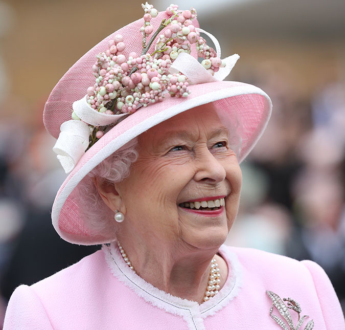 Rainha Elizabeth II já teria ganho mais de 38 milhões de reais em corridas de cavalo em 31 anos, diz <I>site</I>