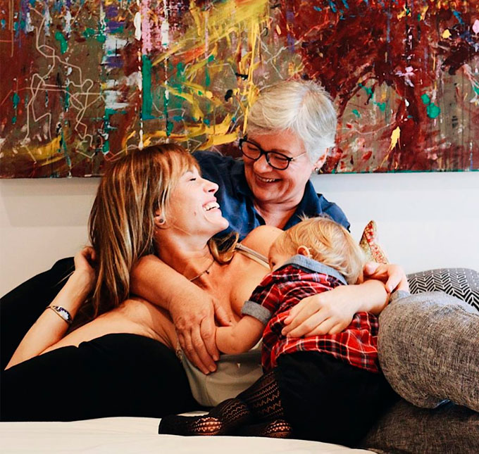 Após anúncio de separação, Juliana Didone encanta com foto junto da mãe e da filha: <i>Abraço é casa</i>