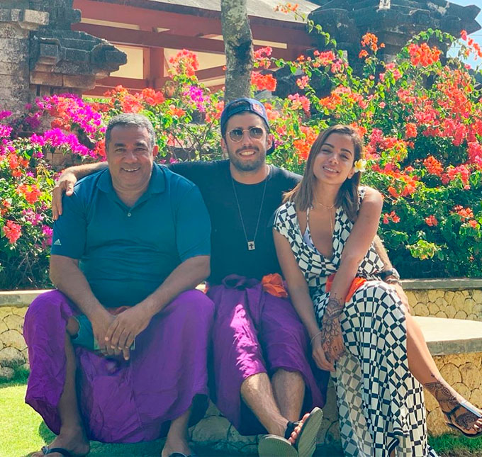 Após confirmar namoro, Pedro Scooby posta foto com pai de Anitta e a cantora se derrete: <i>- Cara lindo</i>