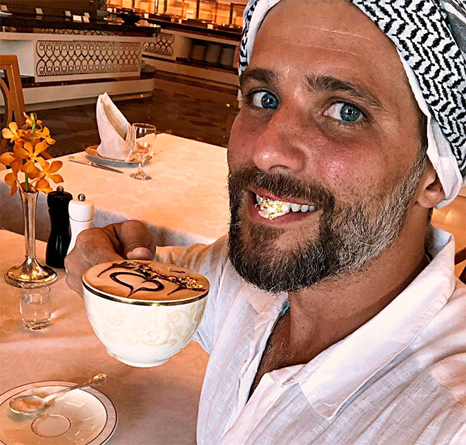 Bruno Gagliasso toma café com ouro em Dubai e dispara: <I>Como faz quando esse ouro sair?</i>