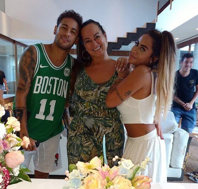 Após advogado de defesa da mulher que acusa Neymar de estupro deixar o caso, mãe e irmã do jogador se posicionam sobre polêmica