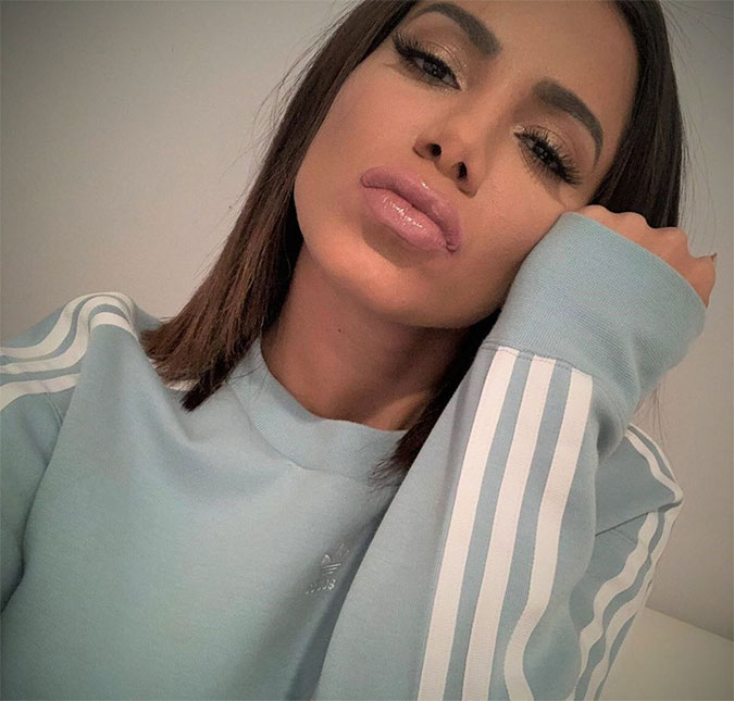 Anitta faz tutorial de maquiagem para <i>Vogue</i> americana e não tem medo de tocar em nenhum assunto: <i>- Eu sou cheia de plásticas</i>