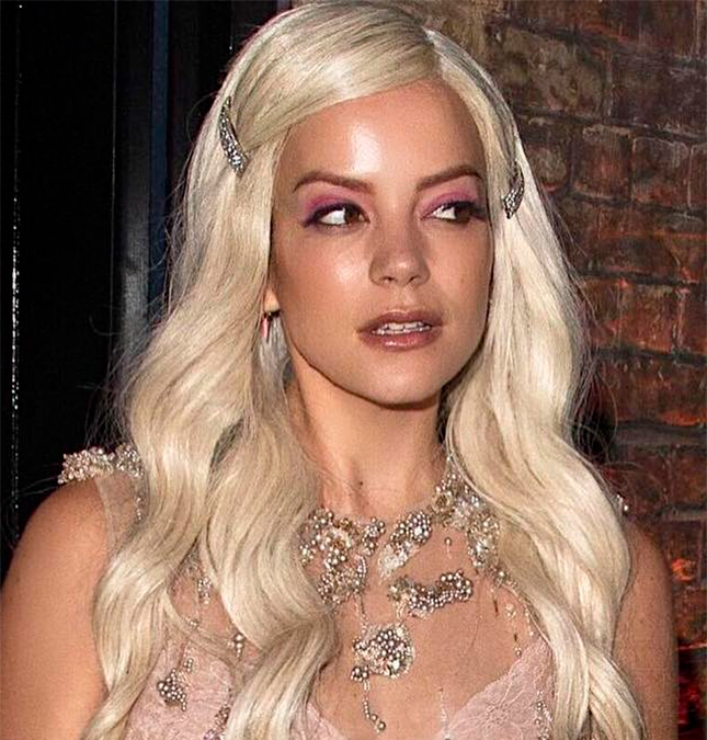 Lily Allen tem problemas no voo e perde a carteira ao tentar chegar no Brasil