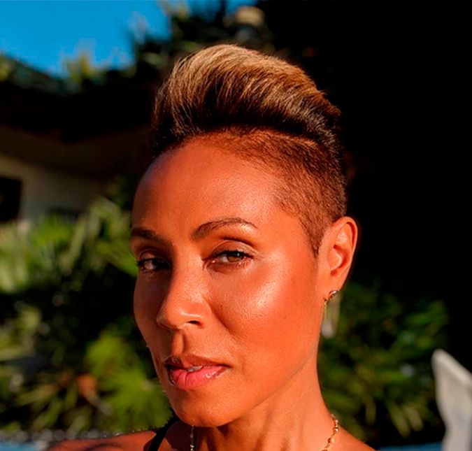 Em outro episódio do Red Table Talk, Jada entrevistou a famosa terapeuta belga, Esther Perel, para que ambas falassem sobre traições em relacionamentos. Bem sincera, a apresentadora disse que apesar de as pessoas sempre a questionarem se há infidelidade romântica em seu relacionamento com Will Smith, o que houve foram outras formas de traições: - Tiveram outras traições do coração que foram muito maiores do que eu poderia pensar em relação a uma situação de infidelidade.