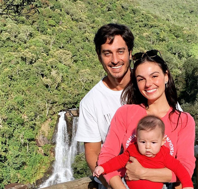 Isis Valverde e André Resende celebram um ano de casados com fotos em família, confira!