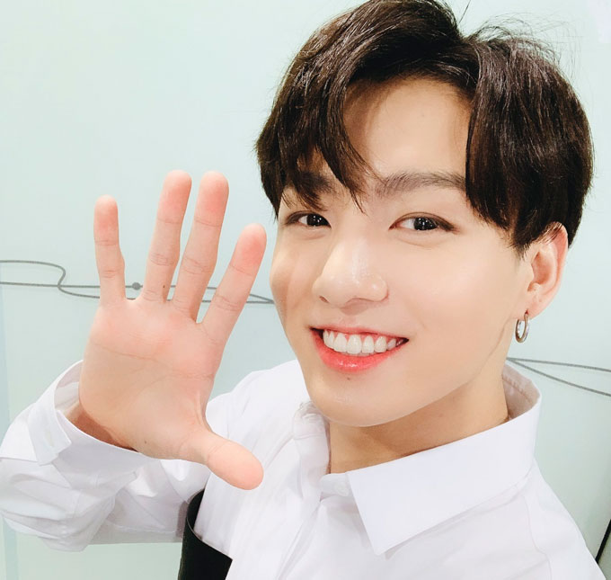 Integrante do <i>BTS</I> tenta falar com fã cadeirante durante <i>show</i>, mas causa confusão, saiba detalhes!