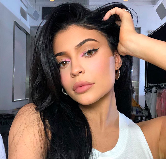 Kylie Jenner aparece caindo da cadeira em vídeo, assista!