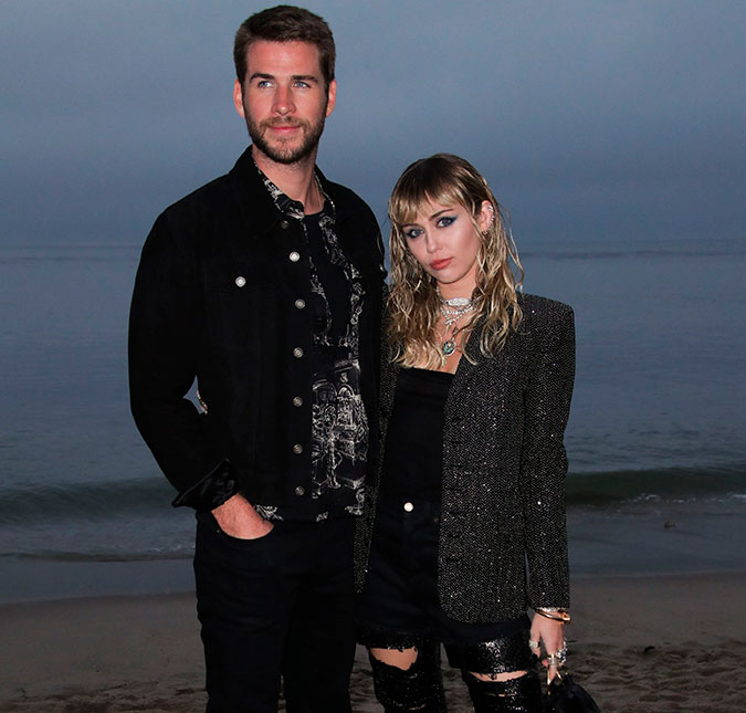 Miley Cyrus celebra dez anos com Liam Hemsworth debochando de rumores negativos sobre os dois