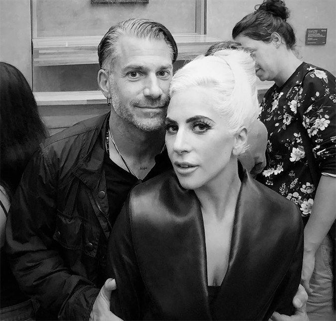 Ex-noivo de Lady Gaga curte foto sensual da ex de Bradley Cooper