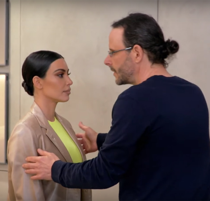 Kim Kardashian contrata médium para tentar se livrar da psoríase - e ouve sugestão inusitada para melhorar