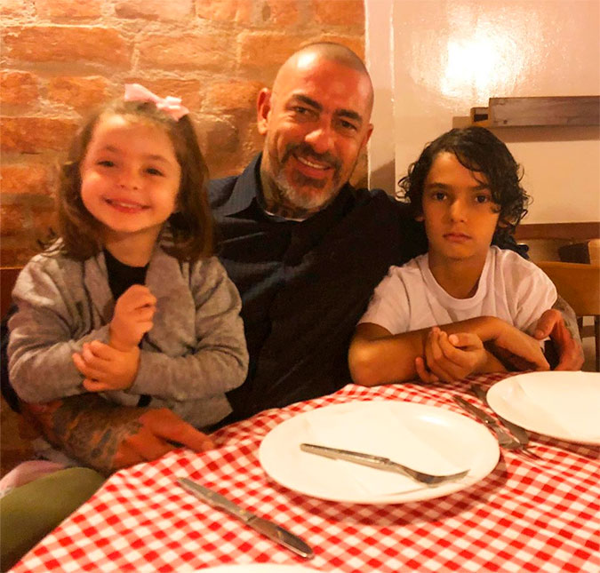 Henrique Fogaça posta foto com filho e internautas se surpreendem com semelhança: <I>Você com cabelo</i>