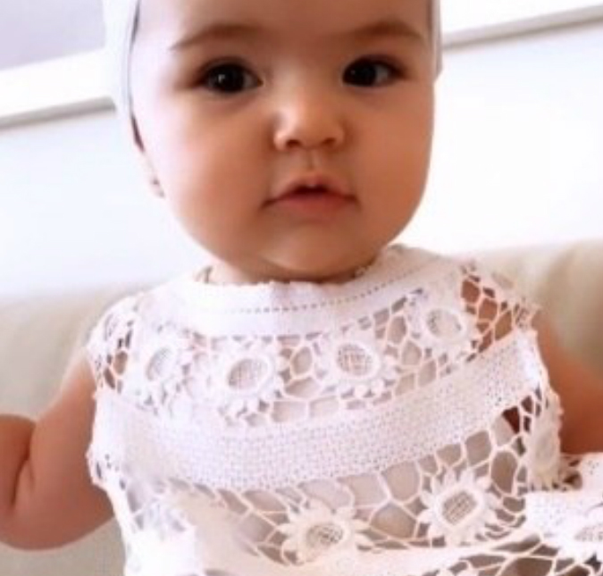 Zoe aparece com vestidinho antigo de Sabrina Sato e mamãe comenta: <i>- É bem velhinho esse vestido!</i>