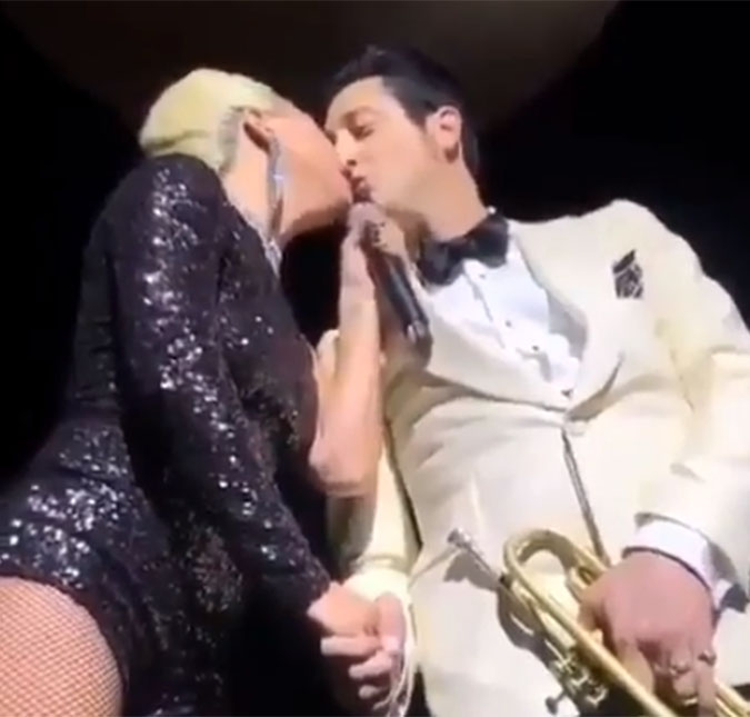 Lady Gaga beija homem casado durante <i>show</i> e causa polêmica nas redes sociais