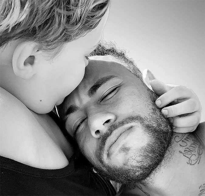 Após revelar que Davi Lucca está sendo chamado de <I>filho de estuprador</I>, Neymar publica foto com filho: <I>Porto seguro</I>