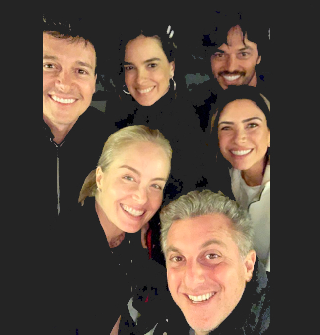 Luciano Huck posta foto com Rodrigo Faro e Patricia Abravanel: <i>Turma boa</i>