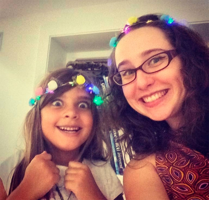 Filha de Grazi Massafera posa com professora de música: <I>Das preciosidades do coração</I>