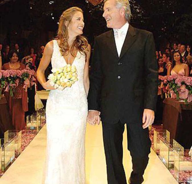 Foi também em 2006 que ela subiu ao altar com Roberto Justus, seu primeiro marido, com quem ficou casada por seis anos.