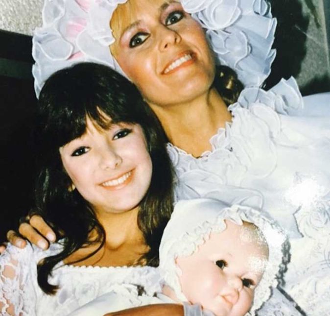 Olha ela aí ainda bem pequenininha ao lado de Helô Pinheiro. Sua estreia na televisão foi em 1984, quando aos nove anos de idade fez parte do TV Criança, onde era apresentadora. Já em 1986, Tici foi mais uma vez apresentadora infantil, desta vez do Balão Mágico.