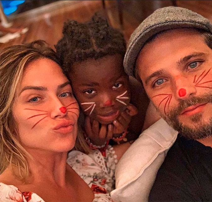 Convite de festa de filha de Bruno Gagliasso e Giovanna Ewbank diz que <i>meninos podem ir de princesa e meninas de príncipe</i>, segundo jornal