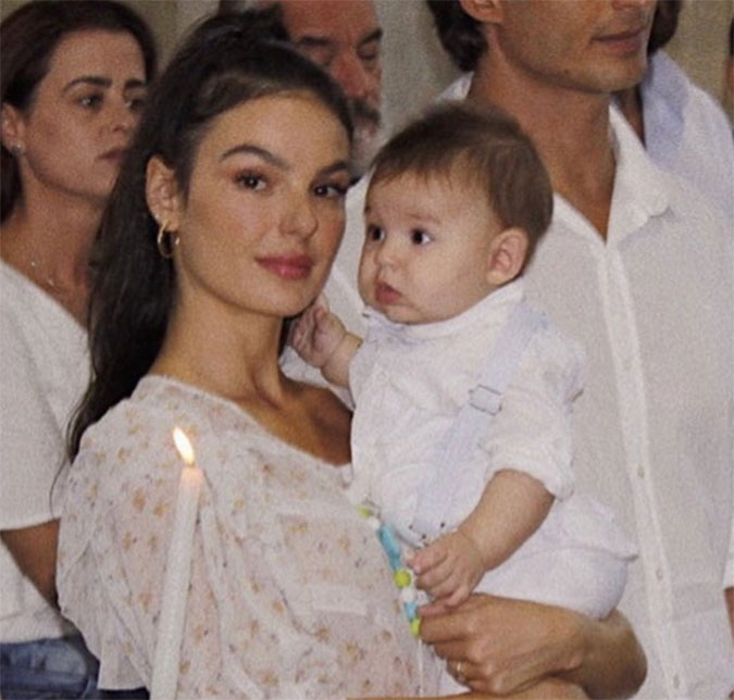 Isis Valverde encanta seguidores em clique com o filho, Rael: <I>Papai tentando fazer nosso registro do dia</I>