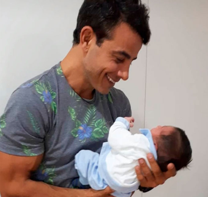 Ator Anderson Di Rizzi, de <i>A Dona do Pedaço</i>, anuncia nascimento do segundo filho: <i>Você é uma dádiva</i>