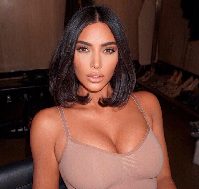 Kim Kardashian é alvo de críticas após rejuvenescer mão da avó com maquiagem de sua linha de cosméticos