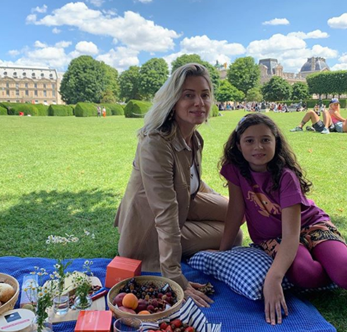 Letícia Spiller faz piquenique em Paris com a filha
