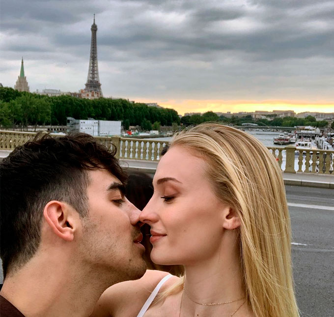 Joe Jonas e Sophie Turner já estão em Paris para sua festa de casamento - e postando cliques românticos