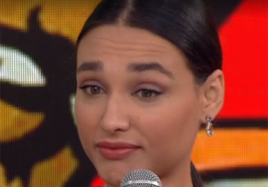 Débora Nascimento chora ao relembrar assédio que sofreu no avião: <i>- Eu me tremia</i>