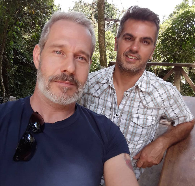 Astro dos anos 1990, Nico Puig celebra Orgulho LGBT ao lado do marido, confira!
