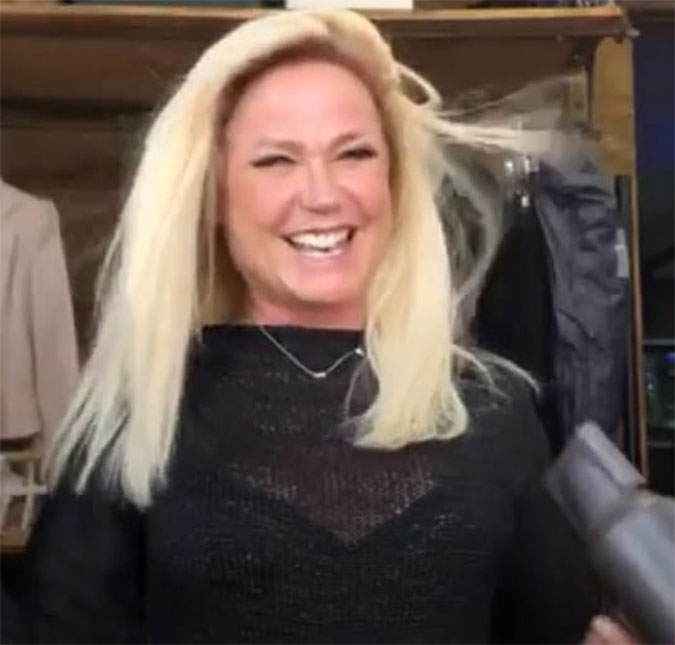 Xuxa Meneghel aparece com as madeixas longas e loiras e brinca: - <I>Agora a moda é ser fake</I>