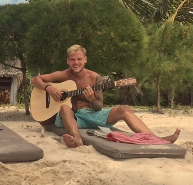 Divulgado clipe de <i>Heaven</i>, música com Chris Martin, que faz homenagem a Avicii