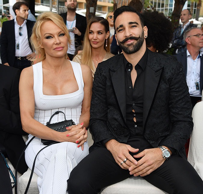 Pamela Anderson revela que foi traída pelo namorado em <i>post</I> no <I>Instagram</I>: <i>Ele estava vivendo uma vida dupla</I>